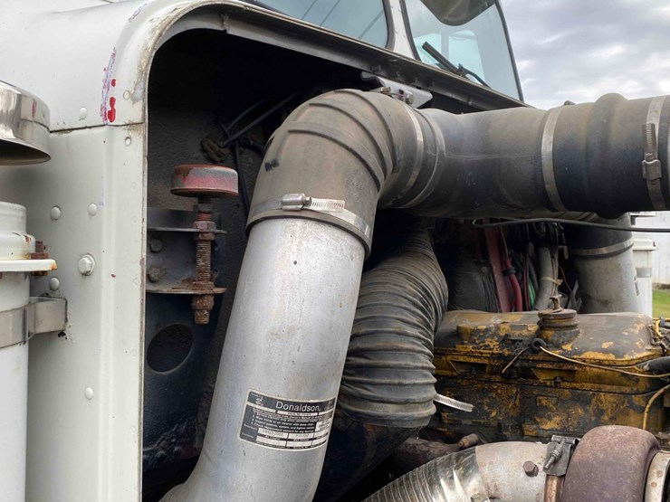 1987-freightliner-day-cab-semi-tractor-image-40