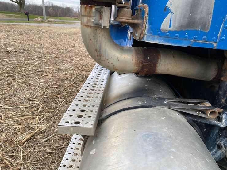 2007-freightliner-day-cab-semi-tractor-image-35