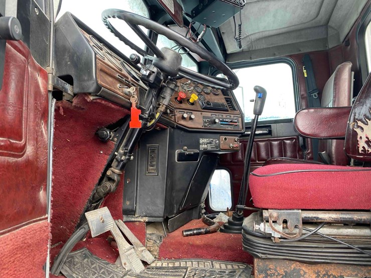 1987-freightliner-day-cab-semi-tractor-image-59