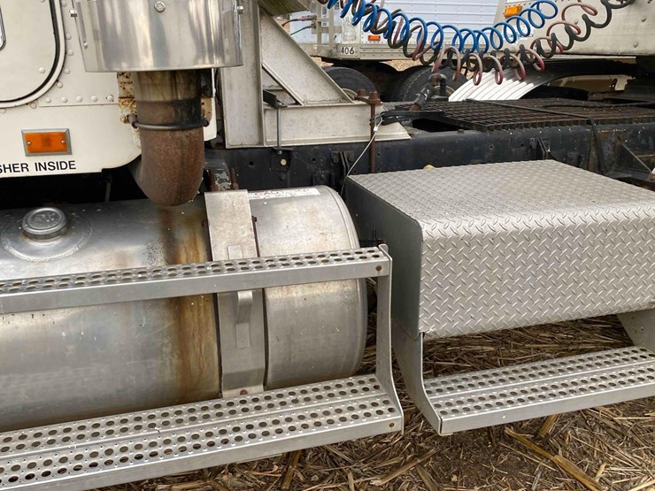 1987-freightliner-day-cab-semi-tractor-image-13