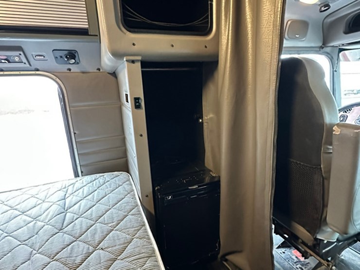 2007-peterbilt-379-image-19