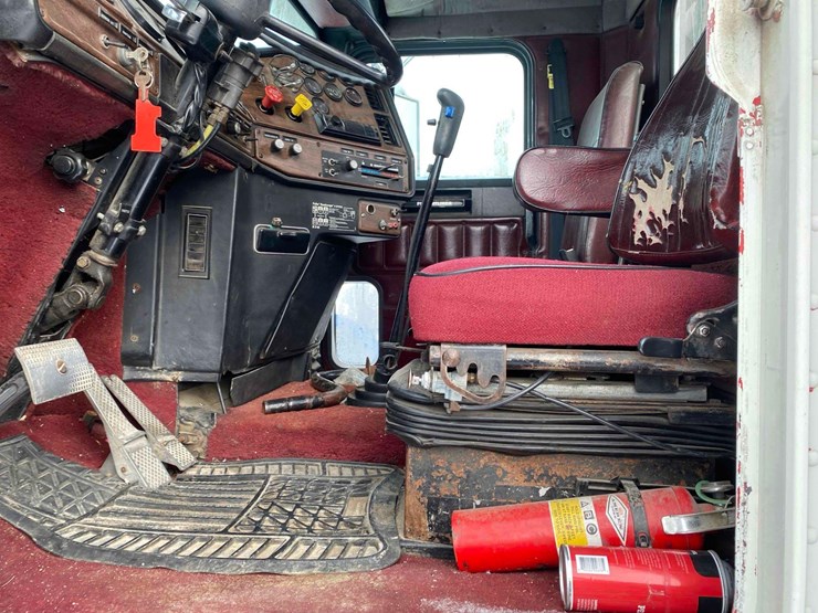 1987-freightliner-day-cab-semi-tractor-image-58