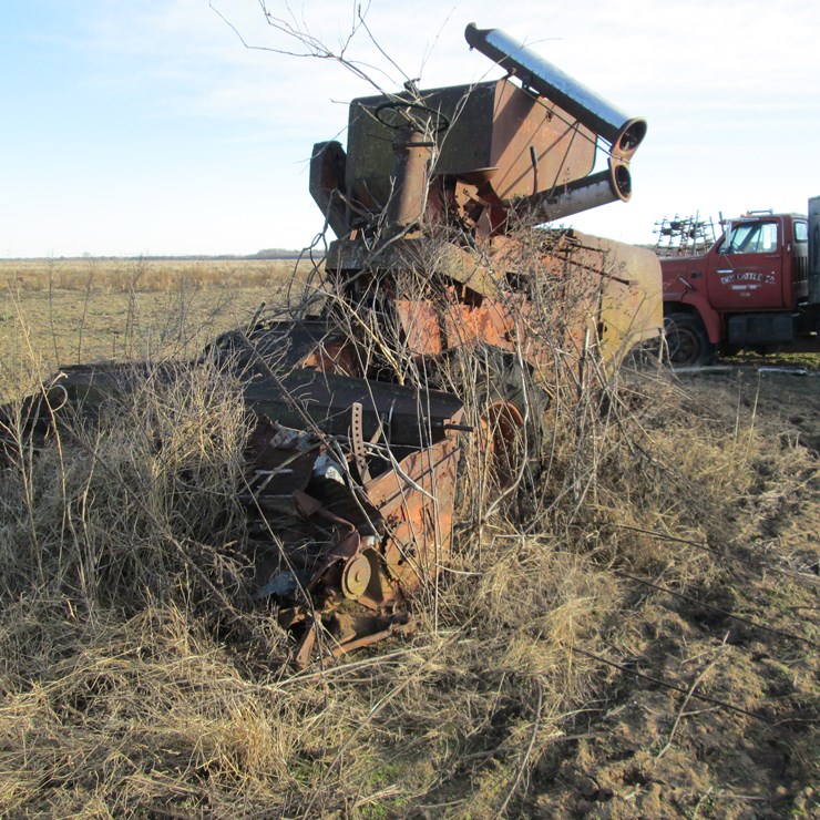 #35362 • INOP McCormick 101 Combine