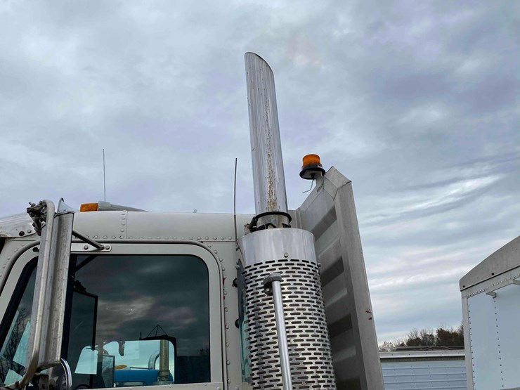 1987-freightliner-day-cab-semi-tractor-image-18