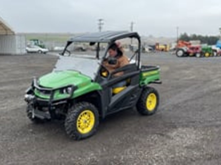 2021-john-deere-gator-image-36