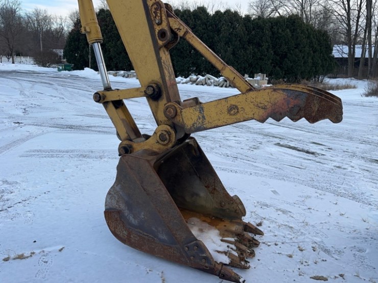 caterpillar-e120b-image-25