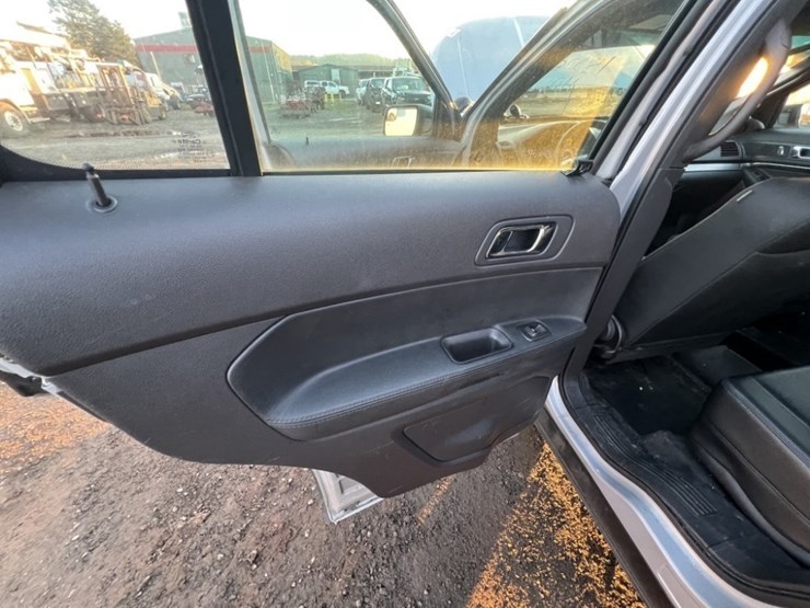 2015-ford-explorer-image-22