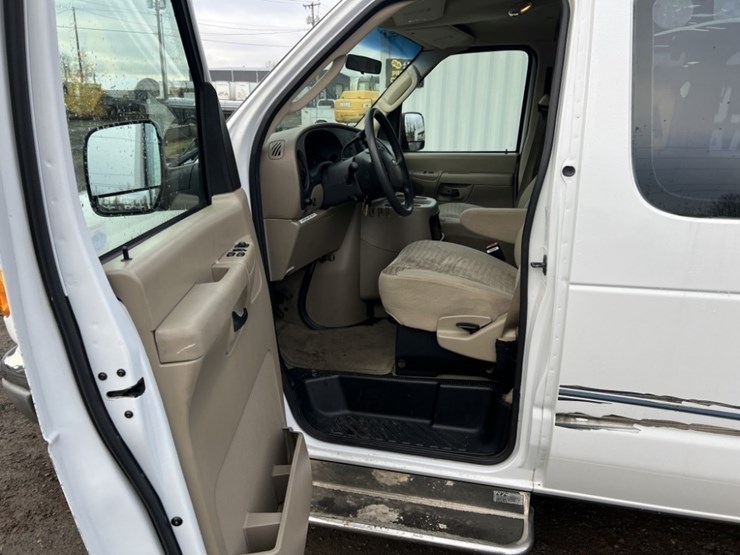 2004-ford-e350-xlt-sd-image-19