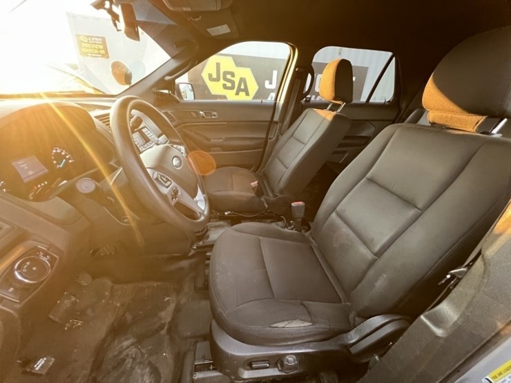 2015-ford-explorer-image-23