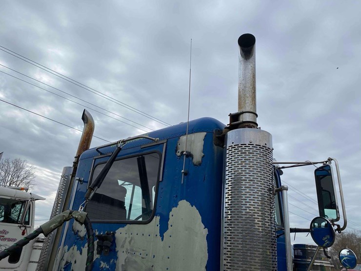 2007-freightliner-day-cab-semi-tractor-image-37