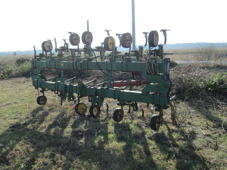 john-deere-8-image-1