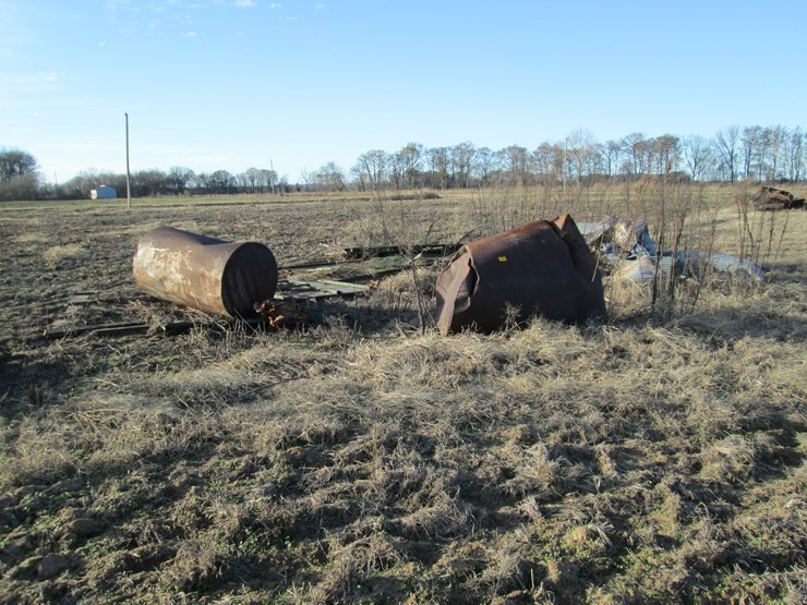 #35365-•-lot-of-metal-image-1