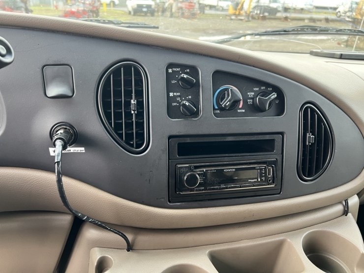 2004-ford-e350-xlt-sd-image-23