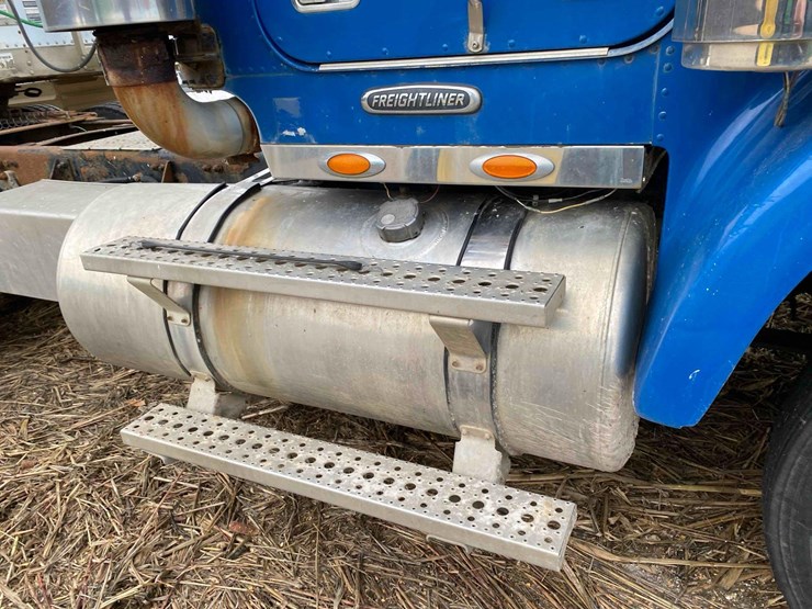 2007-freightliner-day-cab-semi-tractor-image-17