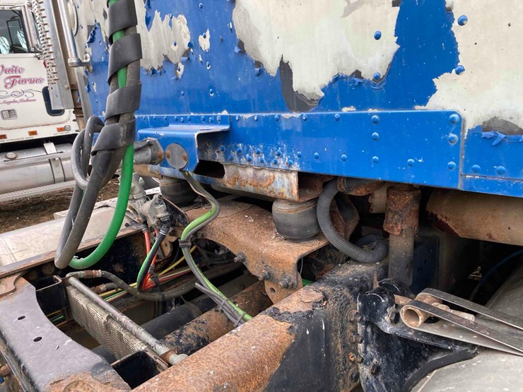 2007-freightliner-day-cab-semi-tractor-image-18