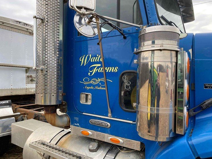 2007-freightliner-day-cab-semi-tractor-image-16