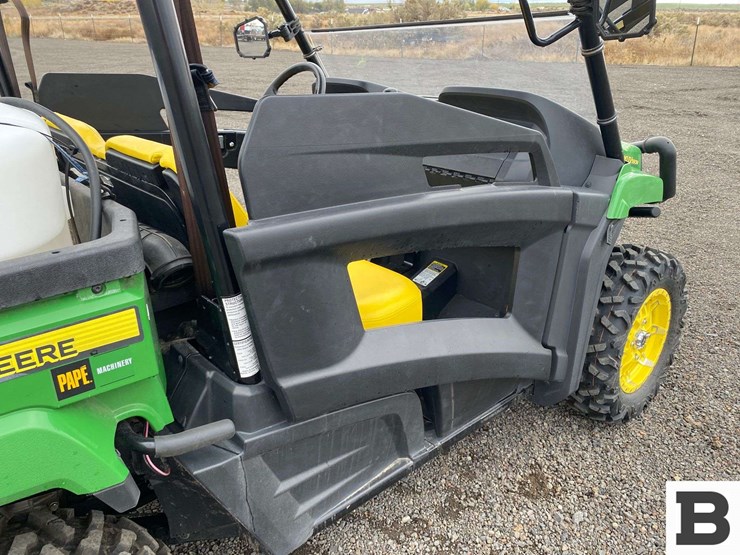 2021-john-deere-gator-image-24
