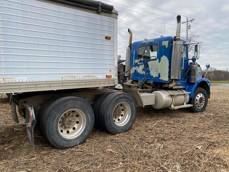 2007-freightliner-day-cab-semi-tractor-image-21