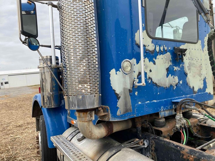 2007-freightliner-day-cab-semi-tractor-image-14