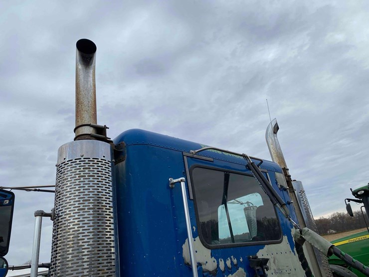 2007-freightliner-day-cab-semi-tractor-image-4