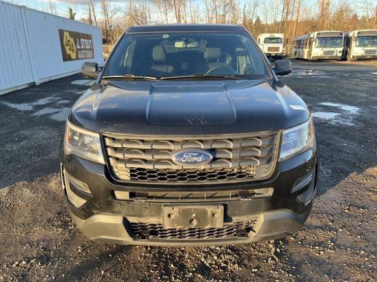 2017-ford-explorer-image-8