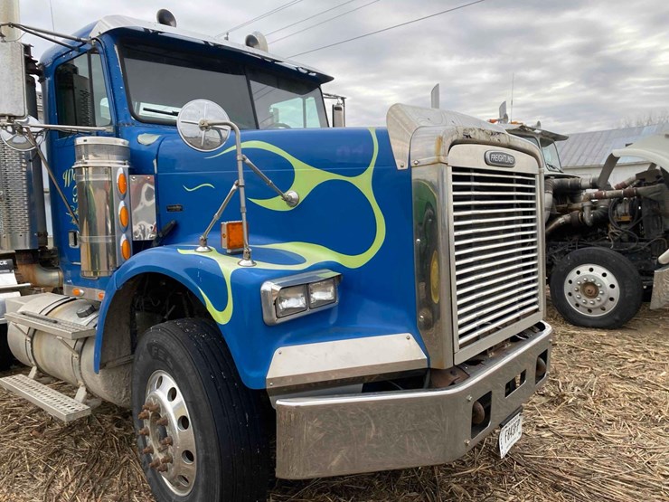 2007-freightliner-day-cab-semi-tractor-image-7