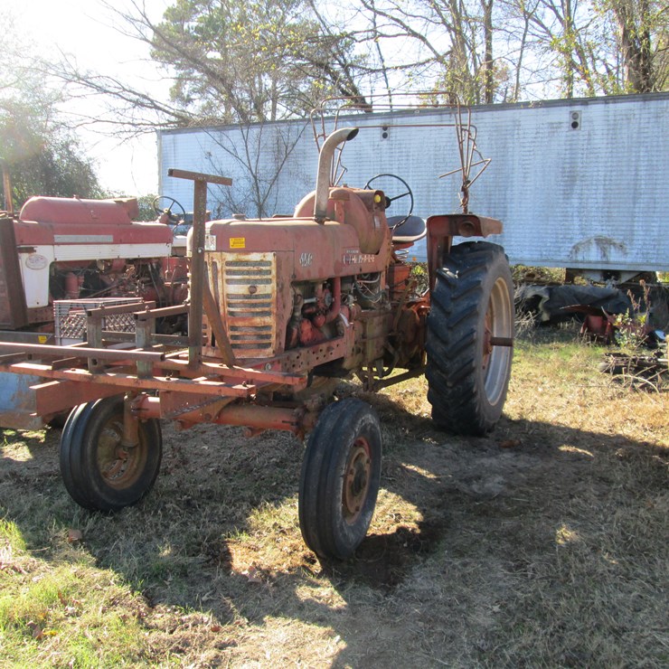 #35307 • Farmall 450 Tractor