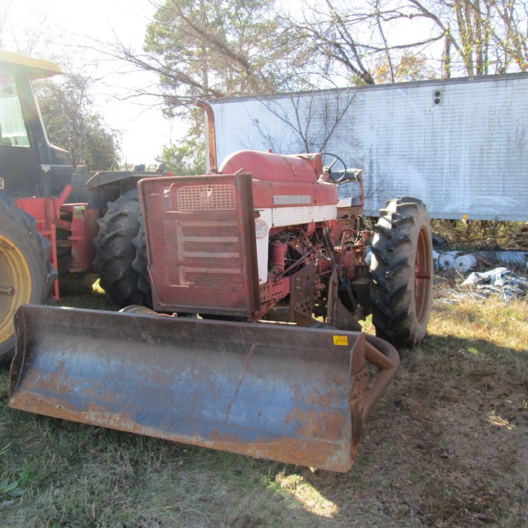 #35306 • Farmall 580 Tractor