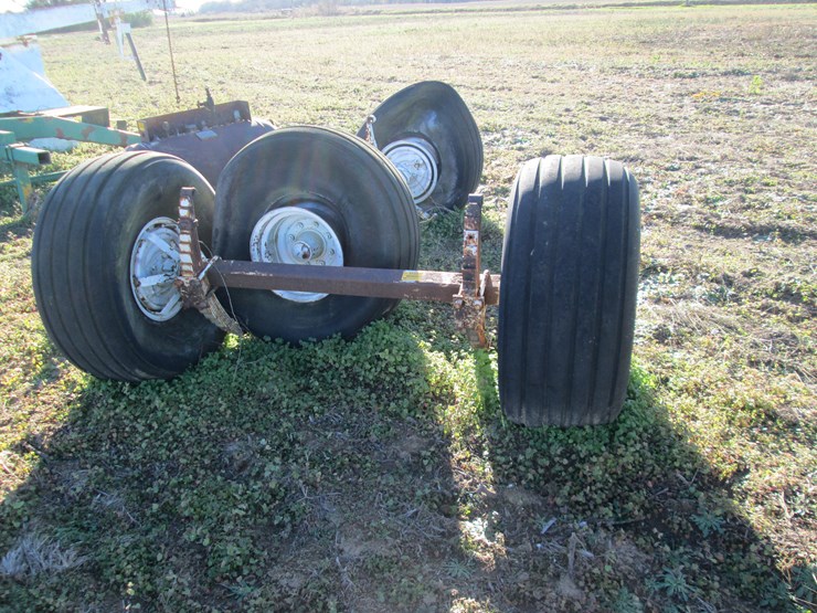 #35332-•-lot-of-(2)-willmar-19l-16-fertilizer-buggy-axles-&-tires-image-1