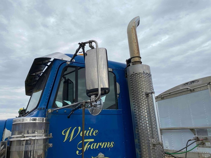 2007-freightliner-day-cab-semi-tractor-image-11