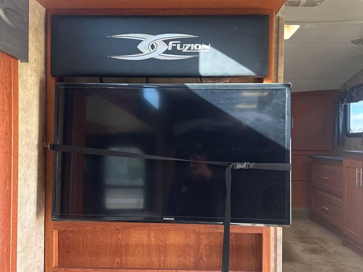 2009-fuzion-5th-wheel-camper/-toy-hauler-image-29