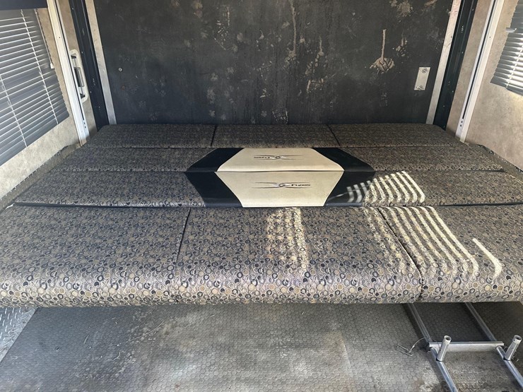 2009-fuzion-5th-wheel-camper/-toy-hauler-image-28