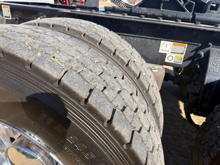 peterbilt-589-image-10