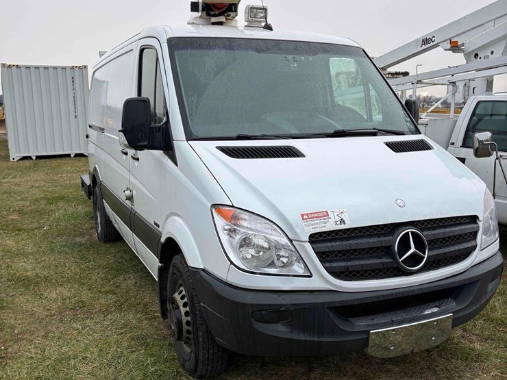 2013-mercedes-benz-bucket-truck-image-2