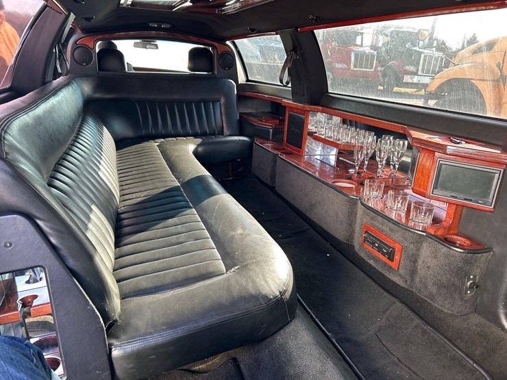 2003-lincoln-town-car-limo-image-11