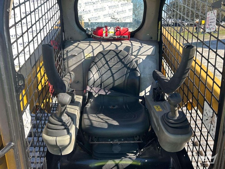 2017-caterpillar-249d-compact-track-loader-skid-steer-image-10