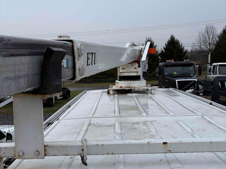 2013-mercedes-benz-bucket-truck-image-8