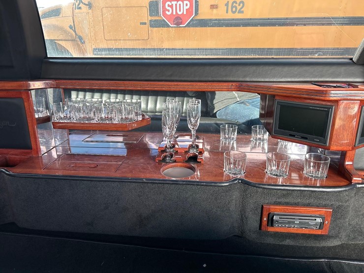 2003-lincoln-town-car-limo-image-12