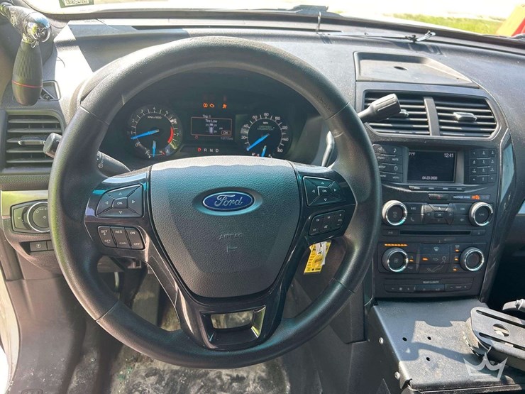 2017-ford-explorer-image-11