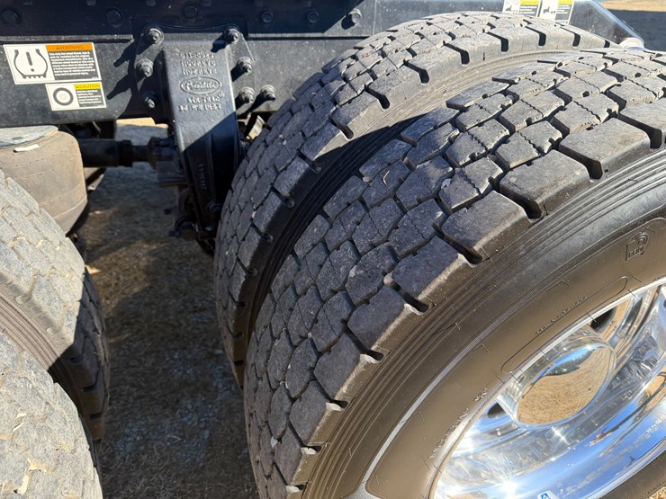 peterbilt-589-image-8