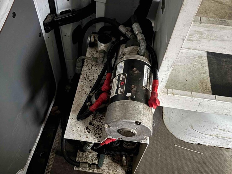 2013-mercedes-benz-bucket-truck-image-14