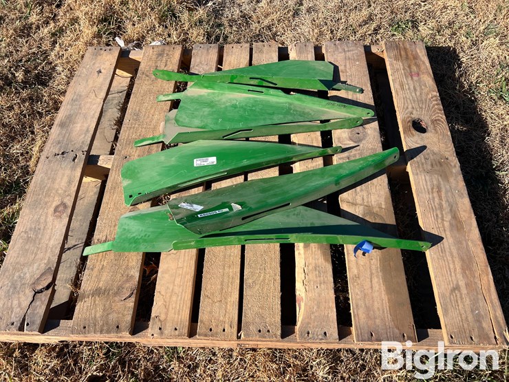 john-deere-straw-chopper-deflectors-image-1