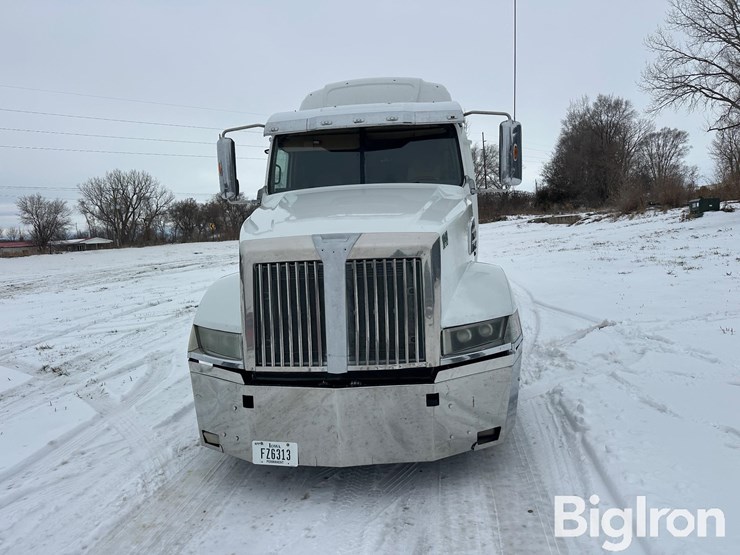 2016-western-star-5700xe-image-2