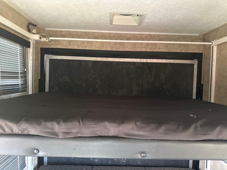 2009-fuzion-5th-wheel-camper/-toy-hauler-image-27