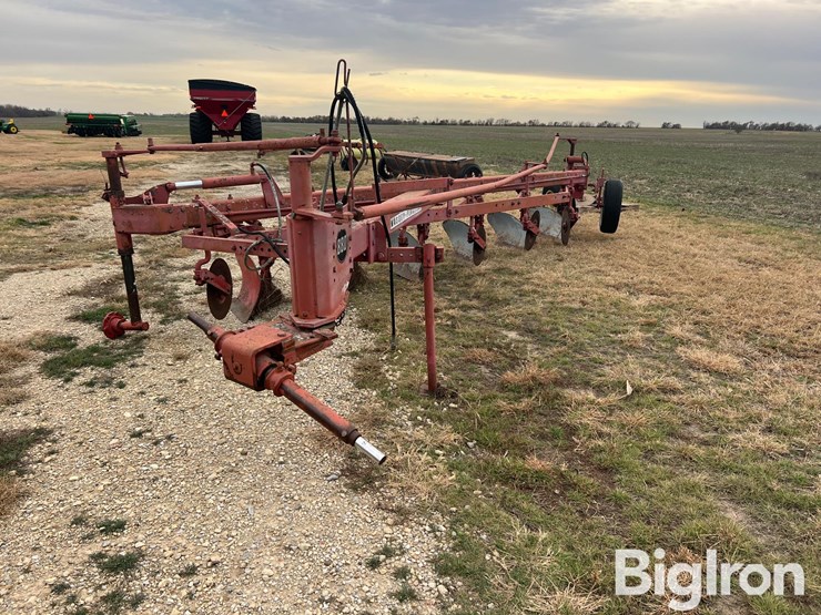 massey-ferguson-880-image-1