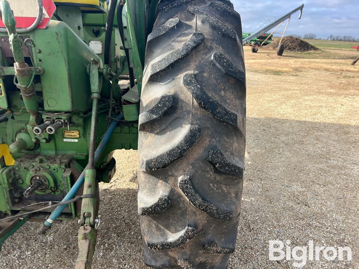 john-deere-4010-image-17