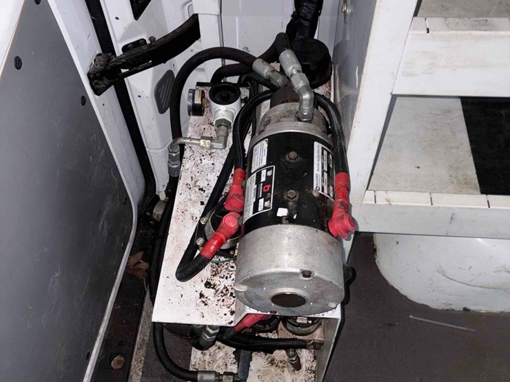 2013-mercedes-benz-bucket-truck-image-15