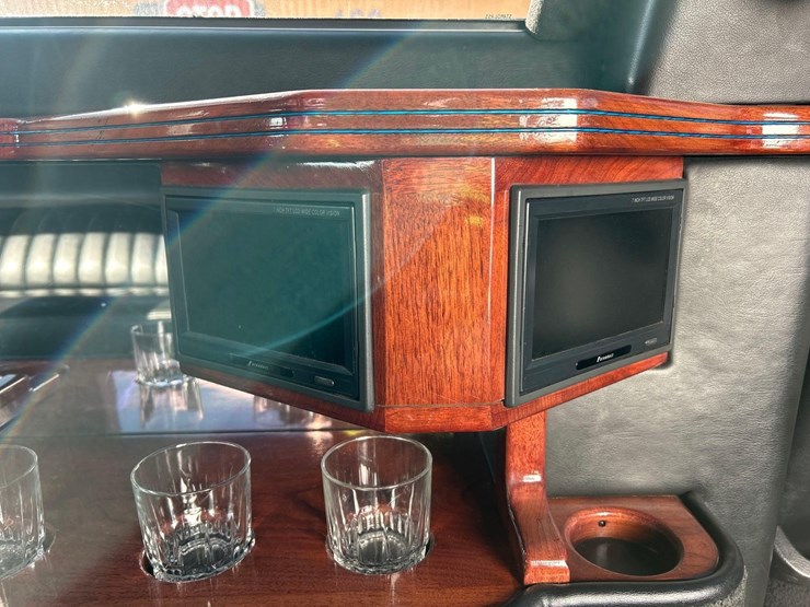 2003-lincoln-town-car-limo-image-14