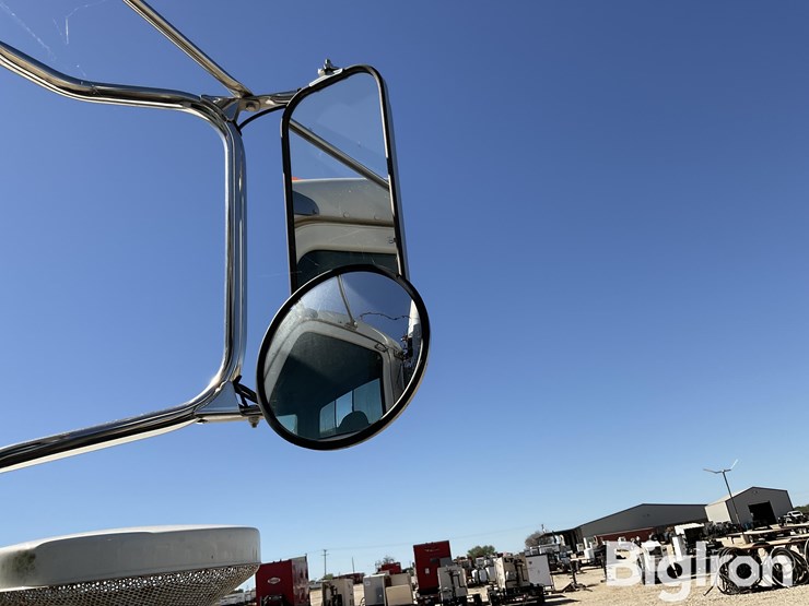 2014-peterbilt-388-image-12