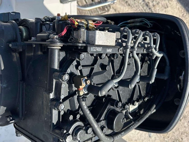 1990-bayliner-19ft-trophy-center-console-boat-w/-s/a-20ft-boat-trailer-image-8